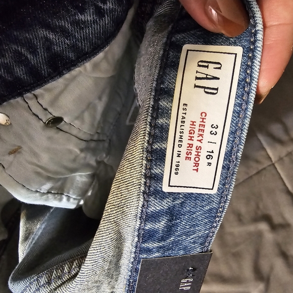 GAP Shorts - Picture 2 of 6